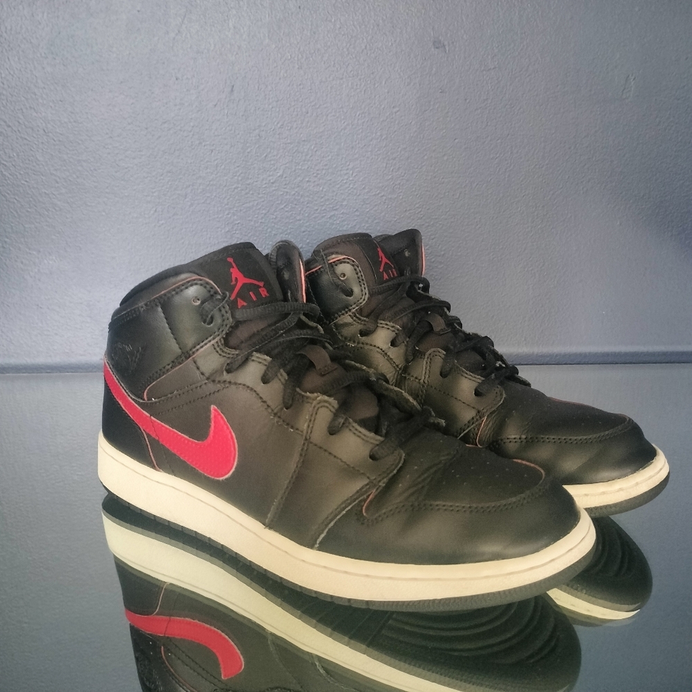 Nike Air Jordan 1 mid retro size 7 youth red black